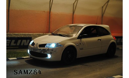 Renault Megane R26R 1/18 Ottomobile wit Safety Car LED modelauto