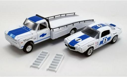Modelauto Chevrolet C-30 plateau Ramp Truck wit/blauw Chaparral 1967 avec 1970 Trans Am Camaro et Rampes de chargement 1/64 ACME