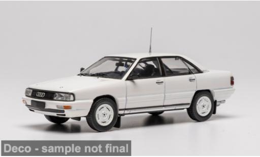 Modelauto Audi 200 quattro (C3) wit 1989 1/43 IXO