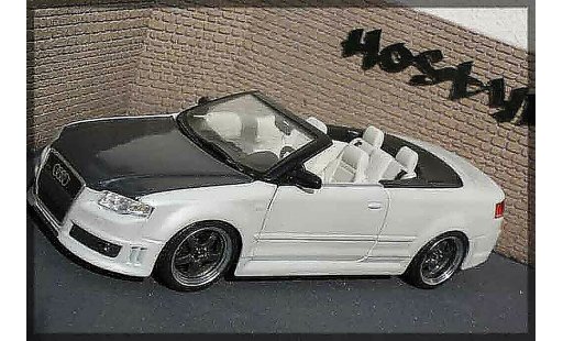 Audi RS4 cabriolet 1/18 Maisto carbon & white modelauto