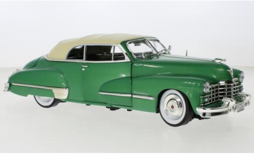 Modelauto Cadillac Series 62 Convertible Cabriolet metallic groen/beige 1947 1/18 Auto World
