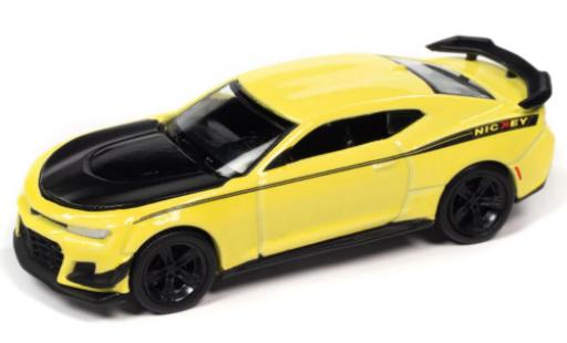 Modelauto Chevrolet Camaro ZL1 1LE Nickey geel 2019 1/64 Auto World