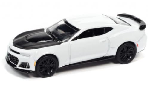 Modelauto Chevrolet Camaro ZL1 wit/zwart 2019 1/64 Auto World