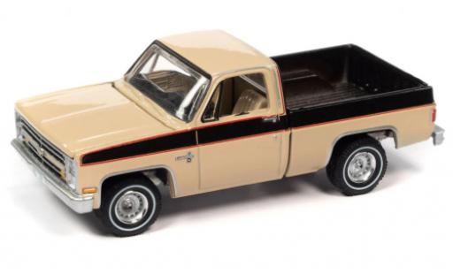 Modelauto Chevrolet Silverado pickup 10 Fleetside beige/brun 1985 1/64 Auto World