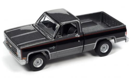 Modelauto Chevrolet Silverado pickup R10 Fleetside metallic grijs/zwart 1987 1/64 Auto World