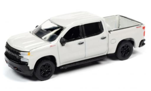 Modelauto Chevrolet Silverado pickup Z71 Douane Trail Boss metallic wit 2019 1/64 Auto World