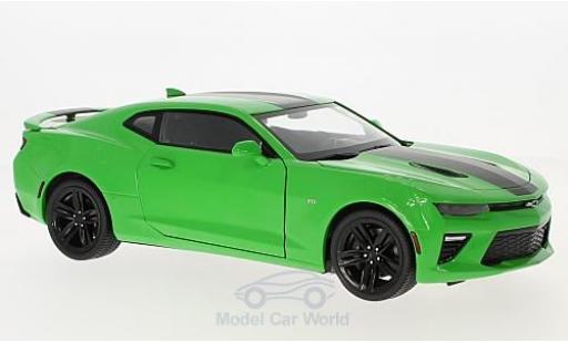 Modelauto Chevrolet Camaro SS groen/zwart 2017 1/18 Auto World