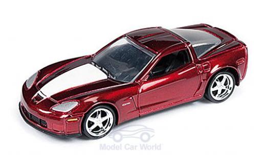 Modelauto Chevrolet Corvette Z06 (C6) Special Version rood/wit 2012 zonder Vitrine 1/64 Auto World