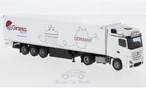 Modelauto Mercedes Actros Bigspace 2 / Aerop. Girteka Logistics K&Atilde;&frac14;hlkoffer-Sattelzug 1/87 AWM