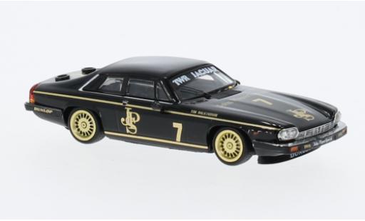 Modelauto Jaguar XJ Course -S V12 RHD No.7 TWR JPS Macau Guia Race 1984 1/64 BM Creations