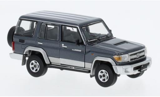 Modelauto Toyota Land Cruiser 70 LC76 metallic grijs/d 1/64 BM Creations