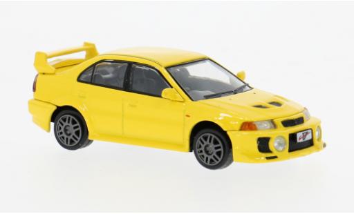 Modelauto Mitsubishi Lancer Evolution V geel 1/64 BM Creations