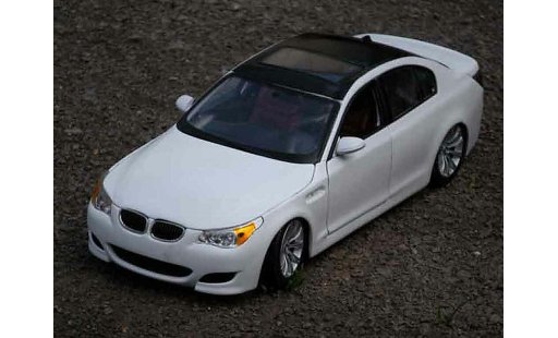 Bmw M5 berline 1/18 Maisto E60 wit et zwart modelauto