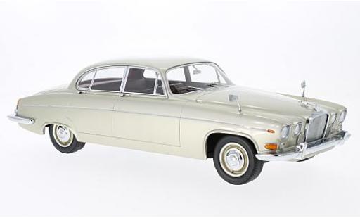 Modelauto Jaguar 420 420G G (Mark X) metallic beige RHD 1966 sans Vitrine 1/18 BoS Models