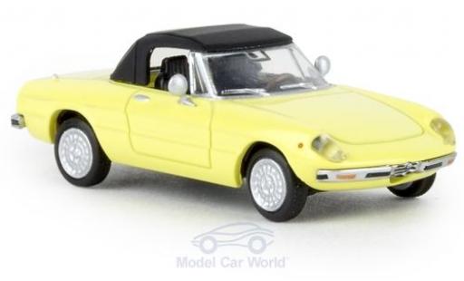 Modelauto Alfa Romeo Spider Duetto duetto geel 1969 gesloten TD 1/87 Brekina