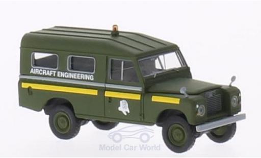 Modelauto Land Rover 109 Base County Station Wagon RAF Aircraft Engineering (GB) olijfgroen 1/18 Brekina
