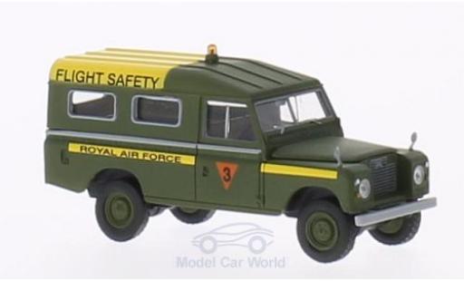 Modelauto Land Rover 109 Base County Station Wagon RAF Flight Service (GB) olijfgroen 1/18 Brekina