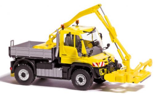 Modelauto Mercedes Unimog 406-425 U430 geel 2013 avec dispositif de fauchage 1/87 Busch