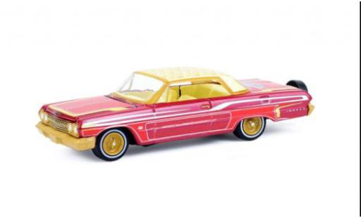 Modelauto Chevrolet Impala lowrider roze/geel 1963 1/64 Greenlight