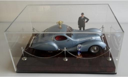 Modelauto Talbot Lago Base Diorama: T150 C-SS metallic blauw RHD y compris les podium Vitrine figurine et plinthe 1/18 CMC