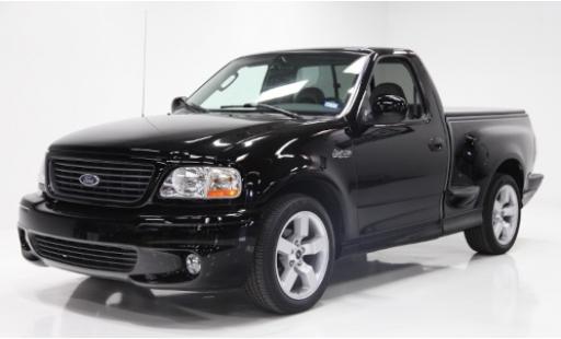 Modelauto Ford F-150 Lightning 50 SVT zwart 2003 1/18 DNA Collectibles