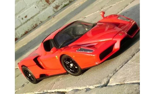 Ferrari Enzo Coupe 1/18 Hot Wheels rood jantes zwarts modelauto
