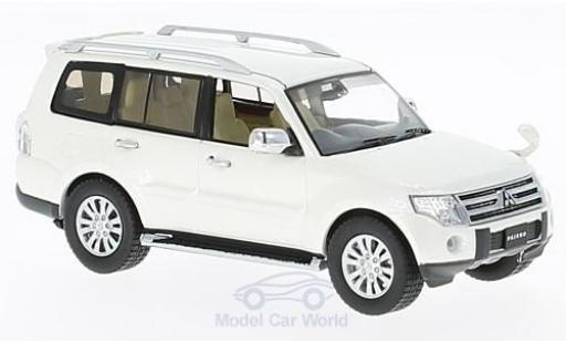 Modelauto Mitsubishi Pajero Base 4WD metallic wit RHD 2010 1/43 First 43 Models