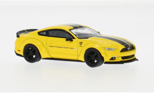 Modelauto Ford Mustang LB Works geel/zwart 2015 1/64 Mini GT