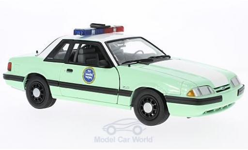 Modelauto Ford Mustang SSP groen/wit United States Border Patrol 1988 1/18 GMP