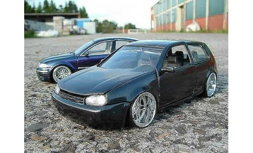 Volkswagen Golf GTI 1/18 Revell zwart jantes chromees modelauto