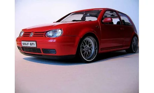Volkswagen Golf GTI 1/18 Revell rood jantes bords larges modelauto
