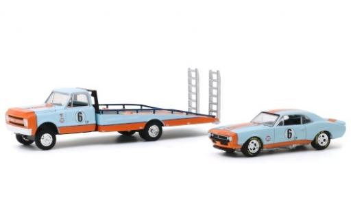 Modelauto Chevrolet C-30 plateau Ramp Truck blauw/oranje Gulf 1967 avec Camaro No.6 avec Rampes de chargement 1/64 Greenlight