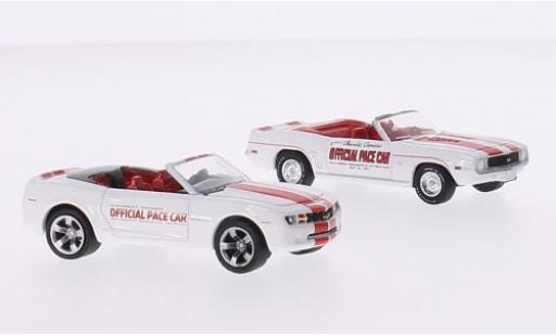Modelauto Chevrolet Camaro RS 2er-Set: Indianapolis 500 Pace Cars wit/rood 1969 Cabriolet & 2011 Cabriolet 1/64 Greenlight