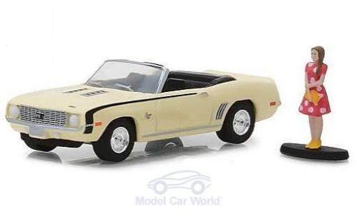 Modelauto Chevrolet Camaro SS Cabriolet geel 1969 met einer weiblichen Figur 1/64 Greenlight