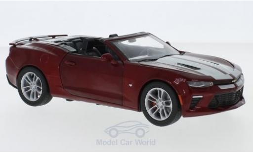 Modelauto Chevrolet Camaro SS Cabriolet metallic rood/grijs 2017 1/24 Greenlight