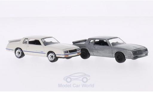 Modelauto Chevrolet Monte Carlo SS 1984 2er-Set in PC-Box je 1x wit/blauw en 1x unlackiert FirstCut 1/64 Greenlight