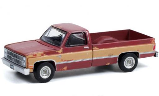 Modelauto Chevrolet Silverado pickup C-10 mat-rood/mat-beige 1983 met Witterungsspuren 1/64 Greenlight