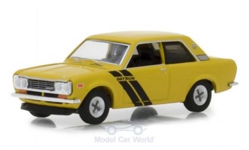 Modelauto Datsun 510 Sedan geel 1972 1/64 Greenlight