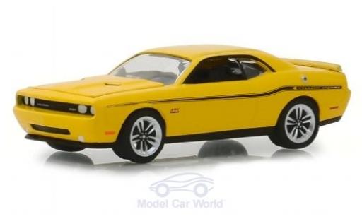 Modelauto Dodge Challenger SRT 392 geel 2012 1/64 Greenlight
