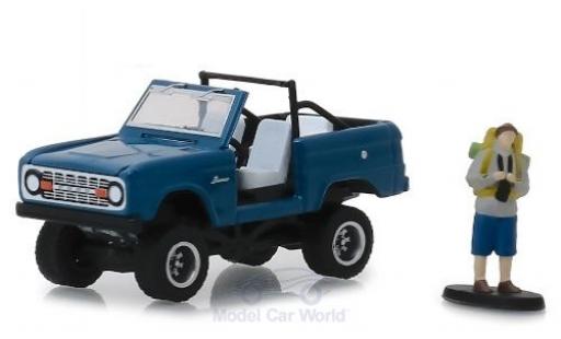 Modelauto Ford Bronco Wagon blauw 1967 met Figur 1/64 Greenlight