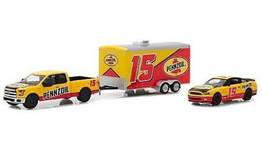 Modelauto Ford F-150 Pickup 50 Pennzoil 2015 with 2012 Shelby GT500 and Enclosed Car Hauler 1/64 Greenlight