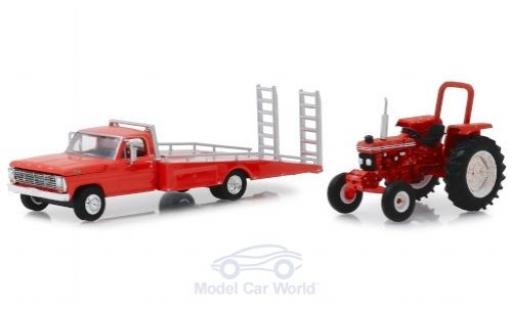 Modelauto Ford F-350 Pickup F 350 rood 1969 Ramp Truc + 5610 Tractor 1/64 Greenlight