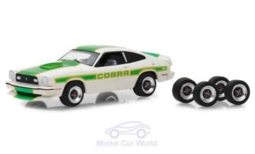 Modelauto Ford Mustang Cobra II wit/Dekor 1978 met Ersatzr&Atilde;&curren;der 1/64 Greenlight