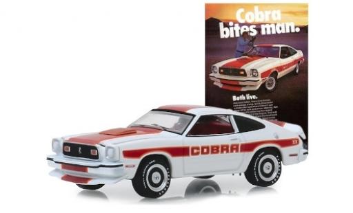 Modelauto Ford Mustang Cobra II wit/rood 1978 1/64 Greenlight