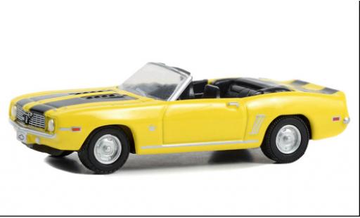 Modelauto Chevrolet Camaro SS Cabriolet geel/zwart 1969 1/64 Greenlight