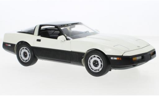 Modelauto Chevrolet Corvette Coupe (C4) metallic wit/zwart 1986 1/18 Greenlight