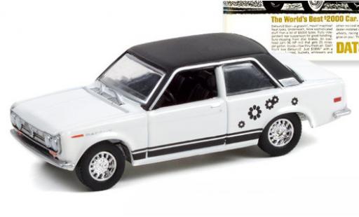 Modelauto Datsun 510 Sedan wit/zwart 1969 1/64 Greenlight