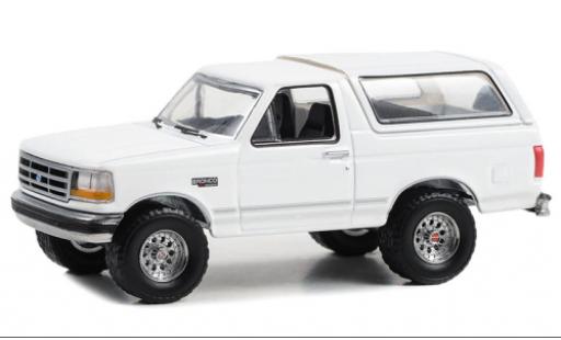Modelauto Ford Bronco XLT wit 1993 1/64 Greenlight