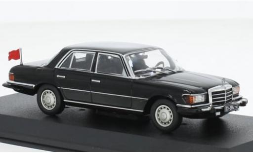 Modelauto Mercedes 450 Base SEL (W116) zwart Rocky IV 1977 1/43 Greenlight