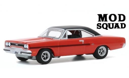 Modelauto Plymouth GTX 1970 oranje/mat-zwart The Mod Squad 1/64 Greenlight